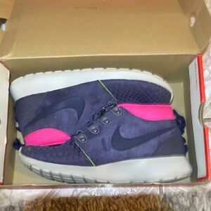 Nike ROSHE RUNS SNEAKER BOOT Dark Purple and Bright Pink Sneakers